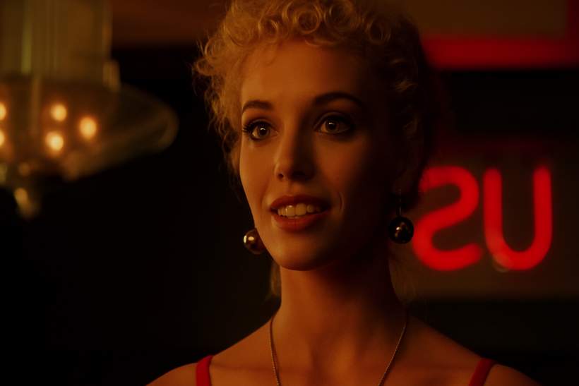 Elizabeth Berkley’s Wild Ride Post-Showgirls: From Bomb to Beloved
